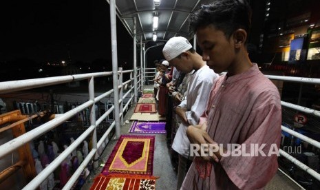 Peneliti Ungkap Perbedaan Otak Orang Sholat dan Ateis