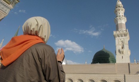 ILUSTRASI Seorang jamaah berdoa di dekat kubah hijau yang di bawahnya terdapat makam Nabi SAW di Madinah.