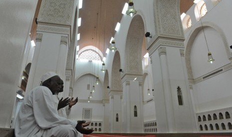 Ilustrasi Berdoa di Masjid Kiblat Tain (Dua Kiblat) di Madinah