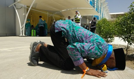 Seorang jamaah asal Banten bersujud syukur setibanya di Bandara Amir Muhammad bin Abdulaziz, Madinah, Sabtu (21/7).