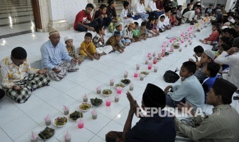 Selama Ramadhan, Pemkot Tangsel Larang Kegiatan Buka Bersama. Foto: Ilustrasi Buka Puasa Bersama