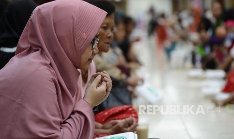 Ilustrasi Buka Puasa Bersama. Pemerintah Provinsi Kepulauan Bangka Belitung (Babel) melarang seluruh aparatur sipil negara (ASN) menggelar acara buka puasa bersama selama bulan Ramadhan 1443 Hijriyah, guna mencegah penularan dan penyebaran Covid-19. 