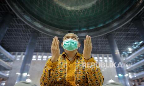 Tokoh agama Maluku sepakat perayaan ibadah keagamaan di rumah. Ilustrasi beribadah di masjid.