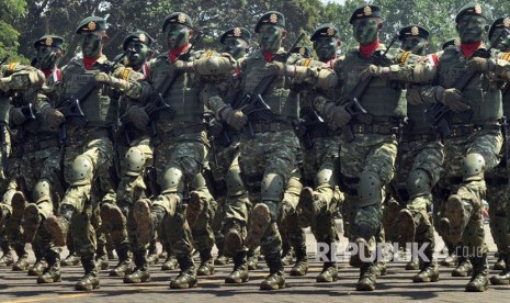 5 negara Muslim menduduki peringkat atas dengan kekuatan militer mumpuni. Ilustrasi Defile Pasukan TNI.