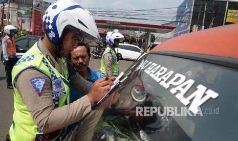 Ilustrasi Ditilang. irektur Penegak Hukum (Dirgakkum) Korps Lalu Lintas (Korlantas) Polri Brigjen Pol Aan Suhanan menjelaskan aturan jika Surat Tanda Nomor Kendaraan (STNK) belum membayar pajak dapat dikenakan sanksi tilang.