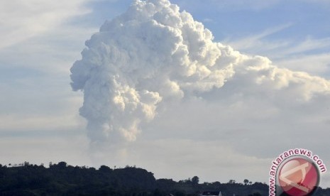 ilustrasi Foto suasana aktivitas Gunung Soputan yang menyemburkan debu vulkanik dilihat dari kawasan Danau Tondano, Kabupaten Minahasa, Sulawesi Utara.