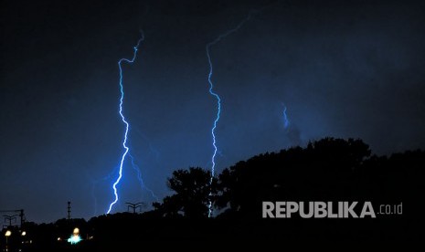 Ilustrasi Petir. Berdasarkan rekaman peralatan lightning detector di Stasiun Geofisika Kelas I Deli Serdang, dalam dua pekan terakhir terjadi 19.223 kali sambaran petir di Sumatera Utara. 