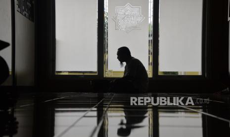 Tidak ada kebaikan dalam sholat tanpa kekhusyuan. Foto:   Ilustrasi ibadah di rumah.