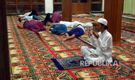 Ilustrasi Itikaf. Itikaf sangat dianjurkan pada sepuluh hari terakhir Ramadhan 