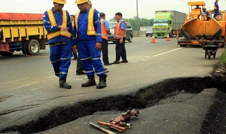 Ilustrasi jalan tol ambles.