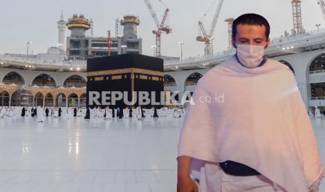 Arab Saudi Hanya Izinkan Jamaah Umroh yang Sudah Divaksinasi. Foto: Ilustrasi Jamaah haji dan umroh pakai masker di masa pandemi covid-19