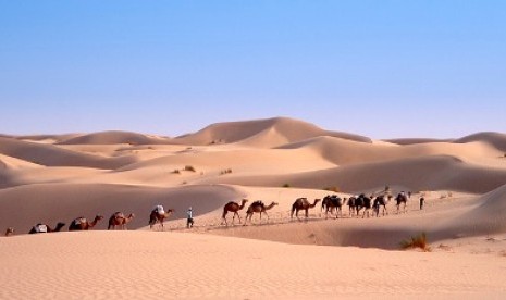 Ilustrasi kafilah dagang di gurun pasir