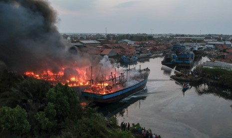 Ilustrasi kapal terbakar