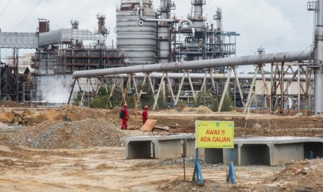 Ilustrasi kilang minyak. Permintaan bahan bakar pesawat turun karena maskapai membatalkan penerbangan ke China