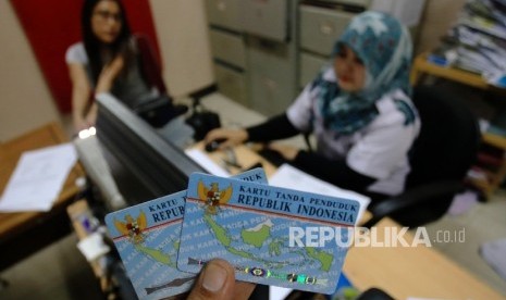 Kementerian Komunikasi dan Informatika (Kemenkominfo) saat ini masih menelusuri dugaan penjualan swafoto yang sedang memegang Kartu Tanda Penduduk (KTP). Swafoto sambil memegang KTP merupakan salah satu metode verifikasi yang sering dilakukan ketika mendaftar layanan yang berhubungan dengan finansial. (Ilustrasi KTP elektronik)