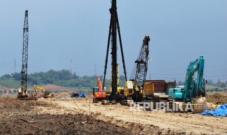 Ilustrasi dunia usaha. Deputi Bidang Koordinasi Kerjasama Ekonomi Internasional Kementerian Koordinator Bidang Perekonomian Rizal Affandi Lukman, mengatakan atas dasar tujuan itu, pemerintah membentuk tim independen yang akan berkunjung ke beberapa kota untuk menyerap masukan, tanggapan, dan usulan dari masyarakat dan seluruh pemangku kepentingan terkait RPP dan RPerpres UU Cipta Kerja.