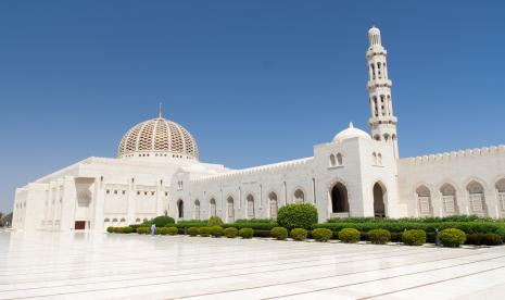 Oman Larang Anak dan Lansia Masuk Masjid. Masjid Sultan Qaboos di Oman.