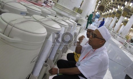 Meski era pandemi Covid-19 konsumsi zamzam di Masjidil Haram tinggi. Ilustrasi Minum Air Zamzam