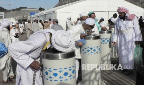 Ali bin Abi Thalib sengaja minum berdiri karena Rasul pernah melakukannya Ilustrasi Minum Air Zamzam