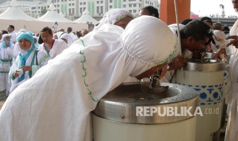 Ilustrasi Minum Air Zamzam