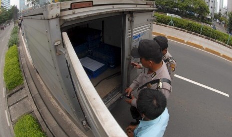 Mobil Bok Tabrak Dua Motor, Dua Orang Luka