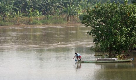 Ilustrasi nelayan menjala ikan di Sungai Bengawan Solo, Kabupaten Bojonegoro, Jawa Timur. 