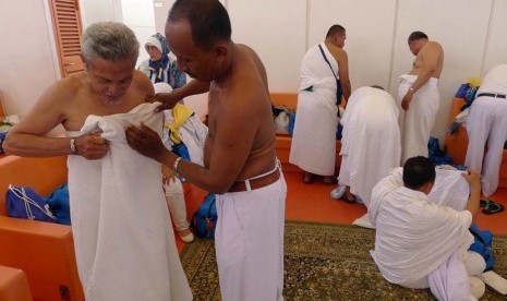 Tips Memakai Pakaian Ihram. Foto: Ilustrasi Pakaian Ihram