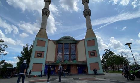 Mengembalikan Peran Masjid dalam Pembangunan Umat. Foto: Ilustrasi: Pemandangan Masjid Mevlana Yayasan Diyanet di Belanda.