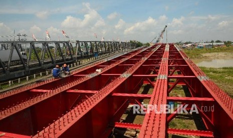 Ilustrasi pembangunan jembatan, Pemerintah Kabupaten Tangerang mengebut pembangunan akses jalan dan jembatan di kawasan Ketapang Aquaculture, Desa Ketapang, Kecamatan Mauk, Kabupaten Tangerang, Banten.