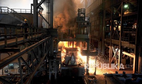 Ilustrasi Pembuatan baja di Pabrik Baja PT Krakatau Steel. PT Krakatau Steel Tbk (KS) pada tahun ini berencana untuk meningkatkan kapasitas pabrik baja lembaran panas atau hot strip mill (HSM 2).