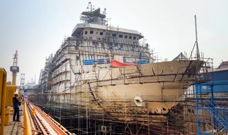 Ilustrasi pembuatan kapal jenis Landing Platform Dock (LPD) di PT PAL Indonesia.