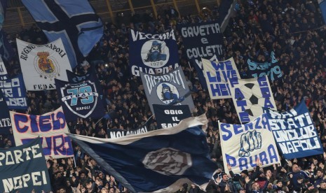 Ilustrasi pendukung Napoli di Stadion San Polo, Naples, Italia.