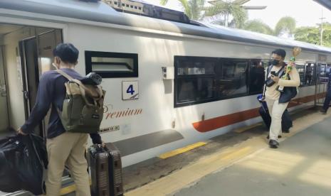 Ilustrasi - Penumpang KAI sedang menaiki menuju kereta api (KA) di Stasiun Tanjungkarang, Bandarlampung, Lampung. 