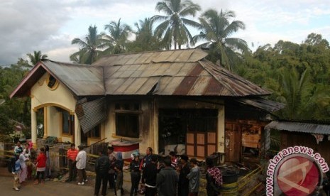 Ilustrasi. Rumah Pengecer Terbakar Sejumlah warga berada dilokasi rumah penjualan kios eceran premium yang terbakar di daerah Padang Datar Nagari Pagaruyuang, Kecamatan Tanjung Emas, Kabupaten Tanah Datar, Sumbar, Selasa (8/5).