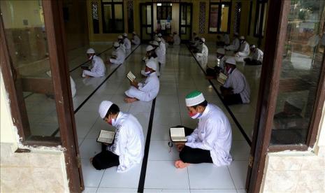 Jiwa Raga Santri Harus Siaga. Foto: Ilustrasi: Santri belajar di pesantren.