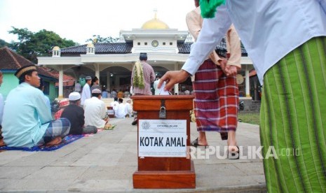 Menarik sumbangan bangun masjid jamak dilakukan masyarakat Indonesia. Ilustrasi Sedekah