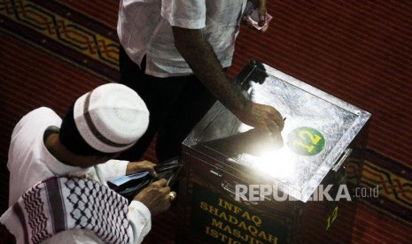 Alquran memberikan peringatan bagi mereka yang berbuat kikir.  Ilustrasi Sedekah