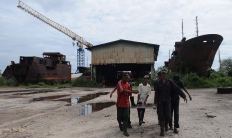 Ilustrasi Sejumlah pekerja mengangkat besi plat di galangan kapal. Induk holding BUMN jasa survei, PT Biro Klasifikasi Indonesia (Persero) atau BKI menjalin kerja sama dengan PT Armada Bangun Samudra (ABS) dalam pelaksanaan keel laying atau peletakan lunas yang merupakan awal dari konstruksi kapal yang dilakukan ABS.