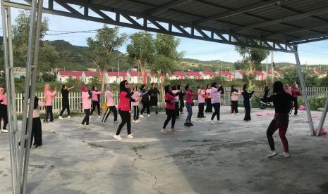 Senam zumba bersama di Huntap Tondo, Kelurahan Tondo, Kecamatan Mantikulore, Kota Palu, Sulawesi Tengah.