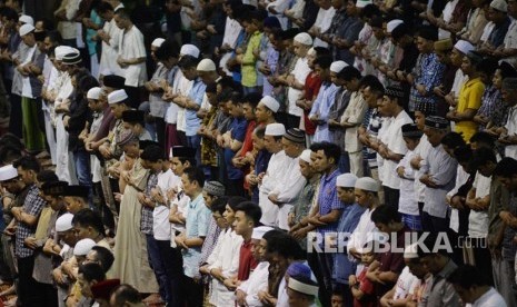 Sholat Tarawih tak digelar Masjid Al Ittihad untuk cegah Covid-19. Ilustrasi sholat Tarawih.