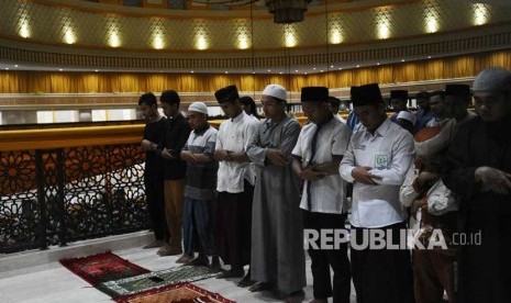 Niat sholat lima waktu untuk membantu Muslim yakin dan khusyuk. Ilustrasi sholat