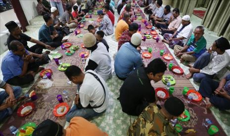 Ilustrasi: Suasana buka puasa bersama. Larangan berbuka bersama di tempat umum masib berlaku hingga sekarang