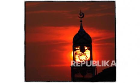 ILUSTRASI SUNSET, MENARA MASJID, ILALANG, SILUET