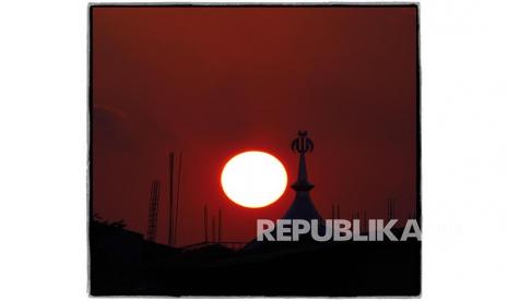 Masjid Kembali Diizinkan Laksanakan Sholat Jenazah. Foto:   ILUSTRASI SUNSET, MENARA MASJID, ILALANG, SILUET