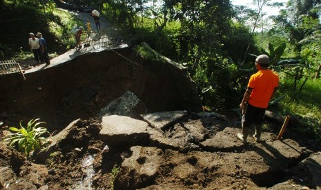 100 Warga di Solok Terisolasi karena Longsor. Ilustrasi tanah longsor.