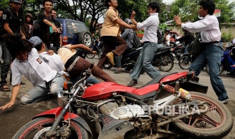 Ilustrasi Tawuran.  M Rizki (22 tahun), pelaku penganiayaan anak di bawah umur yang putus jarinya, diciduk Tim Khusus Anti-Bandit (Tekab) 308 Polresta Bandar Lampung. Tersangka ditangkap saat bermain organ tunggal pada sebuah hajatan keluarga, Ahad (12/2/2023).