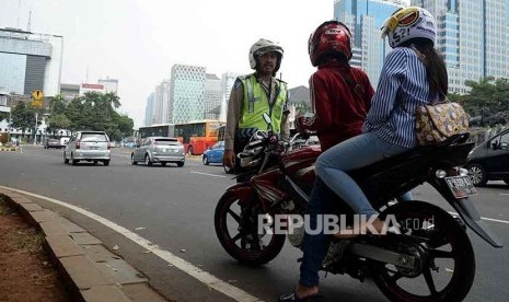 Ilustrasi tilang pengendara sepeda motor.