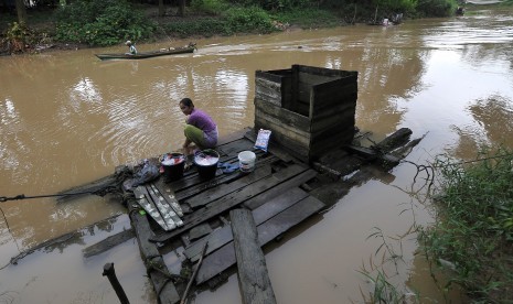 Ilustrasi warga masih beraktivitas mandi, cuci, dan kakus (MCK) di aliran sungai. (Antara/Wahdi Septiawan)