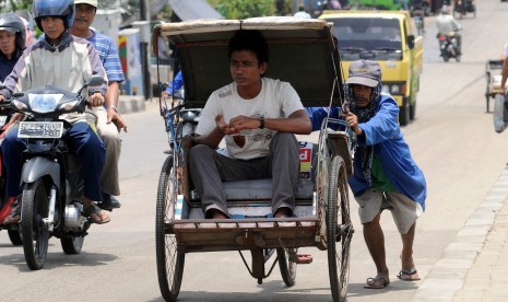 Ilustrasi warga memanfaatkan jasa transportasi becak saat melewati kawasan Muara Angke, Jakarta Utara. 