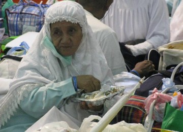 Ilustrasi: Seorang ibu jemaah sepuh dari kloter 07 Banda Aceh menyantap makanan di terminal haji Bandara King Abdul Aziz, Jeddah, Kamis (25/11) malam.